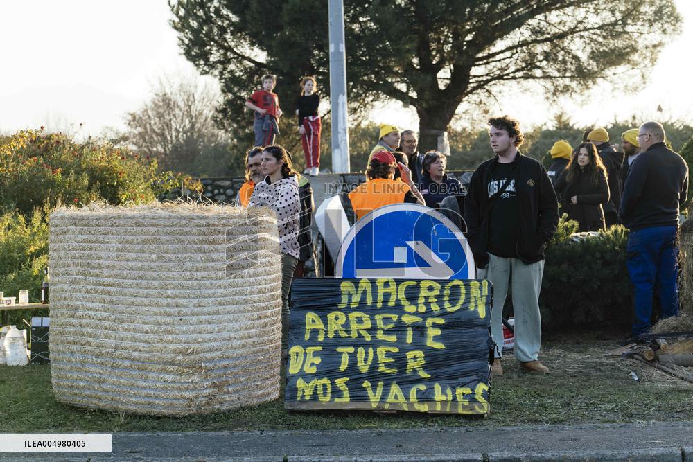 Farmers Protest Against Government's Health Policy on CND - France