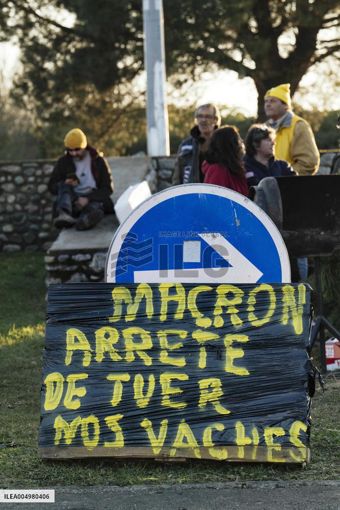 Farmers Protest Against Government's Health Policy on CND - France