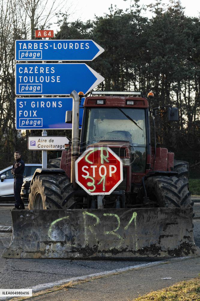 Farmers Protest Against Government's Health Policy on CND - France