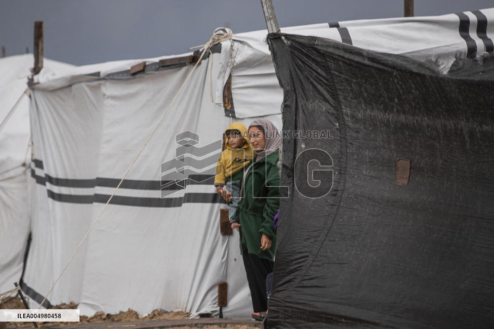 Heavy Rain Hits Gaza Camps - Palestine