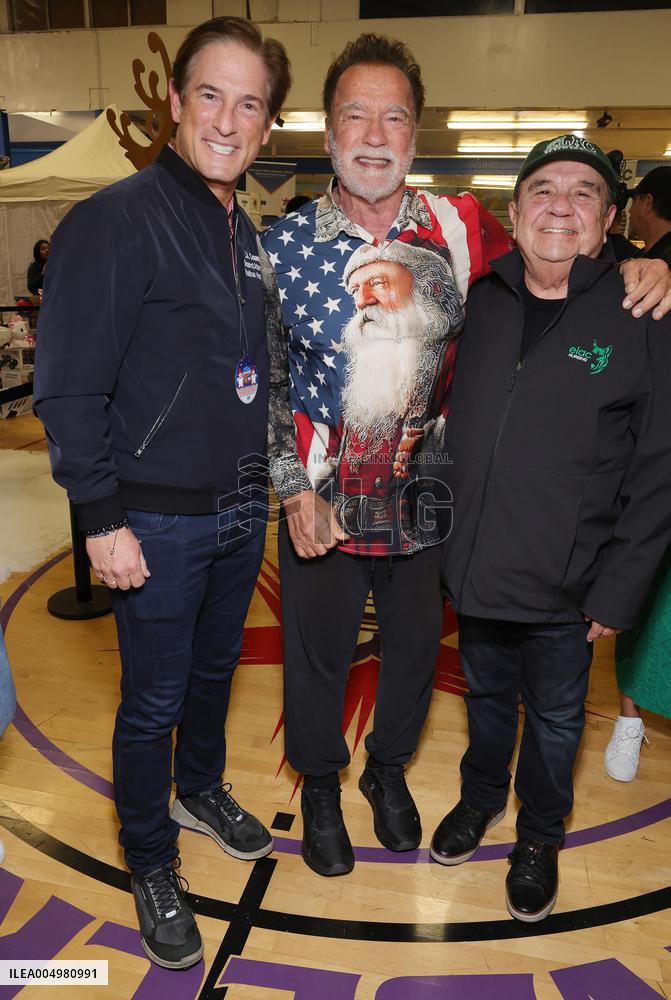 44th Annual Miracle on 1st Street Christmas Toy Giveaway - LA