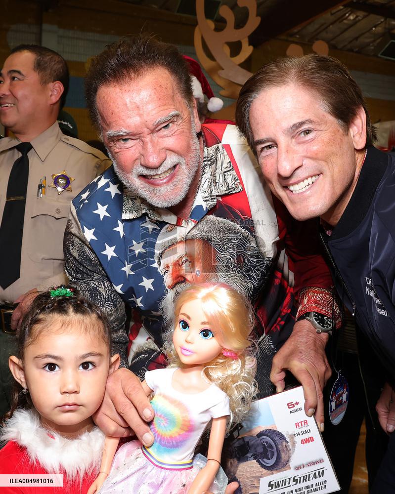 44th Annual Miracle on 1st Street Christmas Toy Giveaway - LA