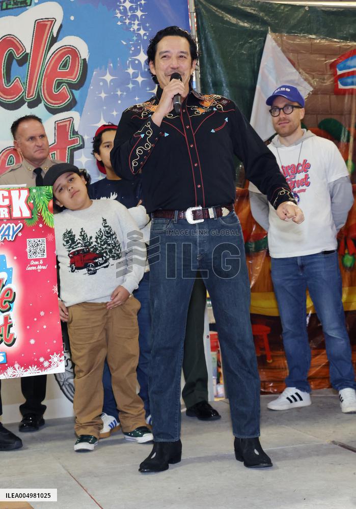 44th Annual Miracle on 1st Street Christmas Toy Giveaway - LA