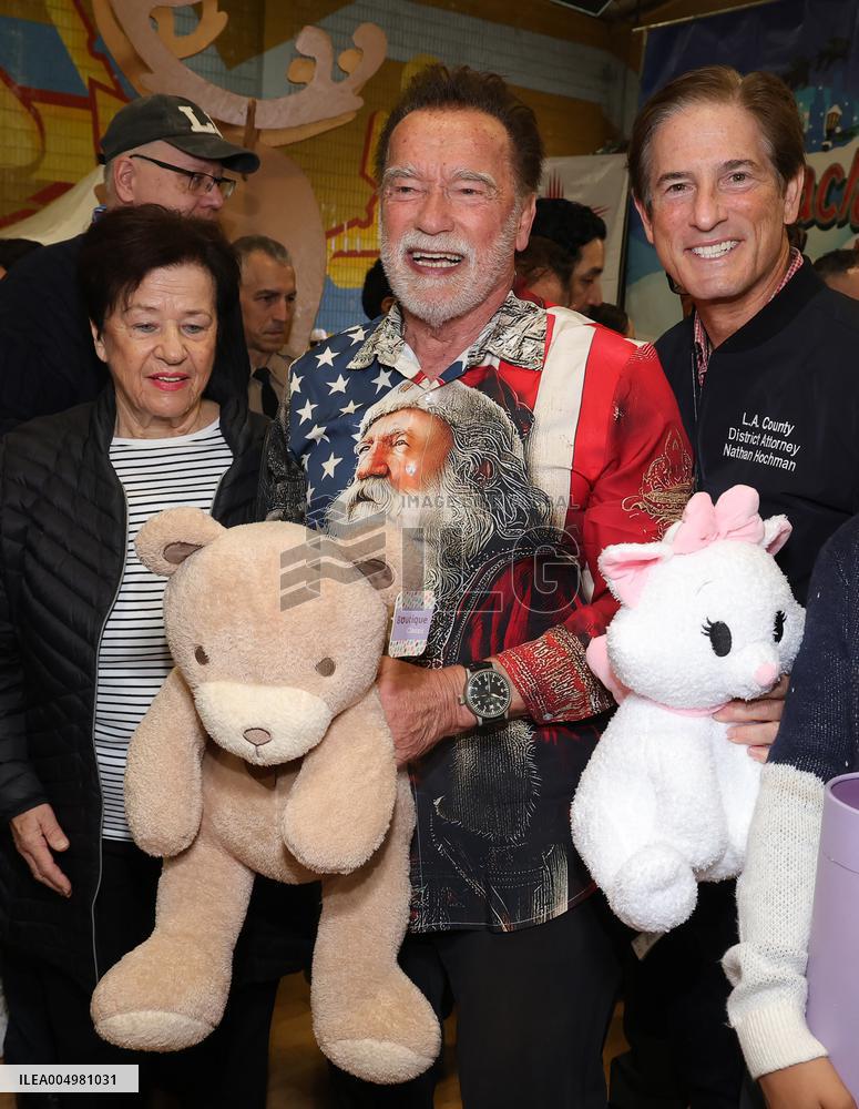 44th Annual Miracle on 1st Street Christmas Toy Giveaway - LA