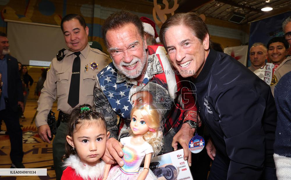 44th Annual Miracle on 1st Street Christmas Toy Giveaway - LA