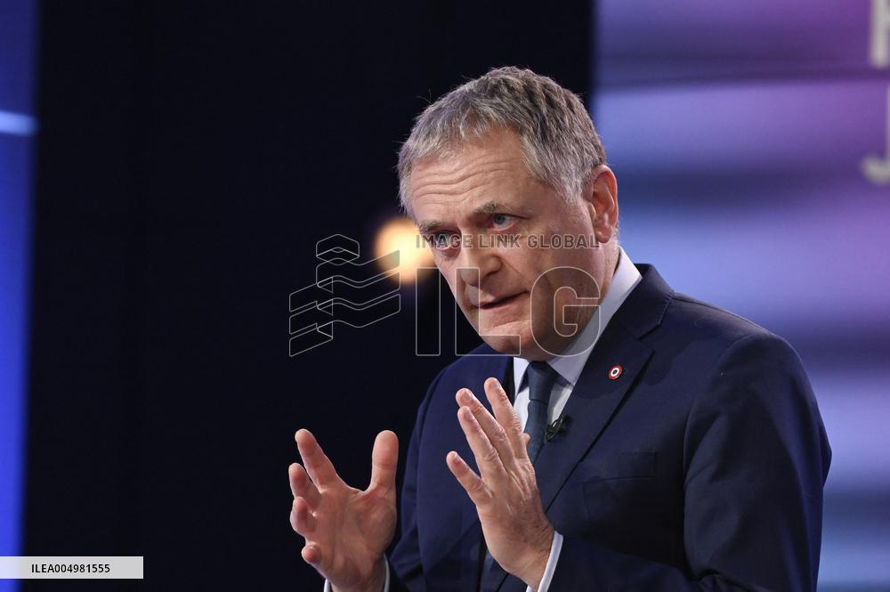 Philippe Juvin Portraits On Dimanche En Politique - Paris