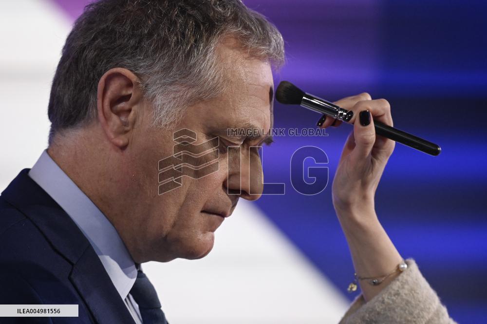 Philippe Juvin Portraits On Dimanche En Politique - Paris