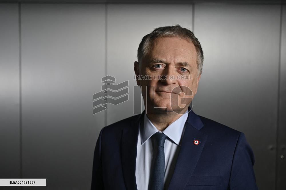 Philippe Juvin Portraits On Dimanche En Politique - Paris