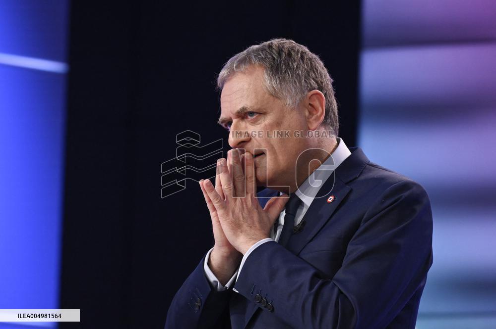 Philippe Juvin Portraits On Dimanche En Politique - Paris