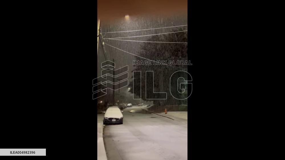 US: Thundersnow Captured as Storm Brings Heavy Snow to D.C. Metro