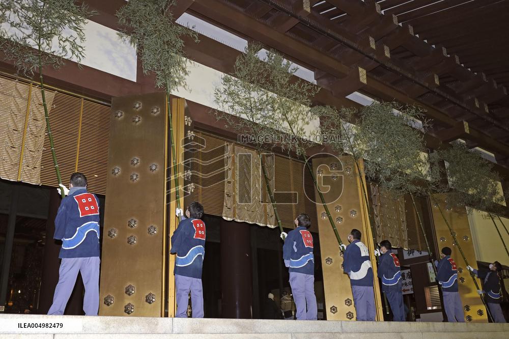 Year-end cleanup at eastern Japan temple