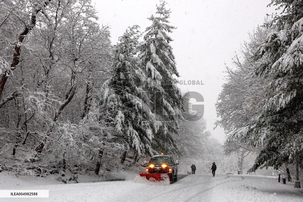 Snow During Winter Storm - NYC