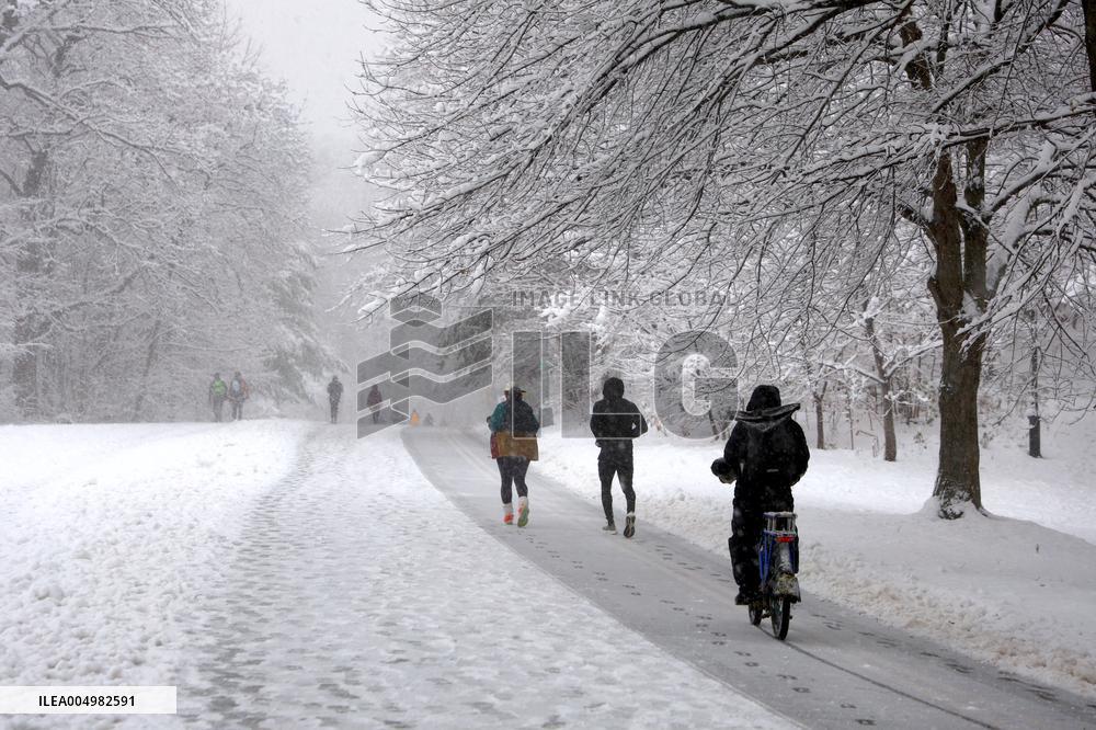 Snow During Winter Storm - NYC