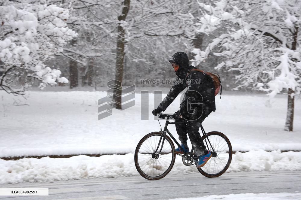 Snow During Winter Storm - NYC