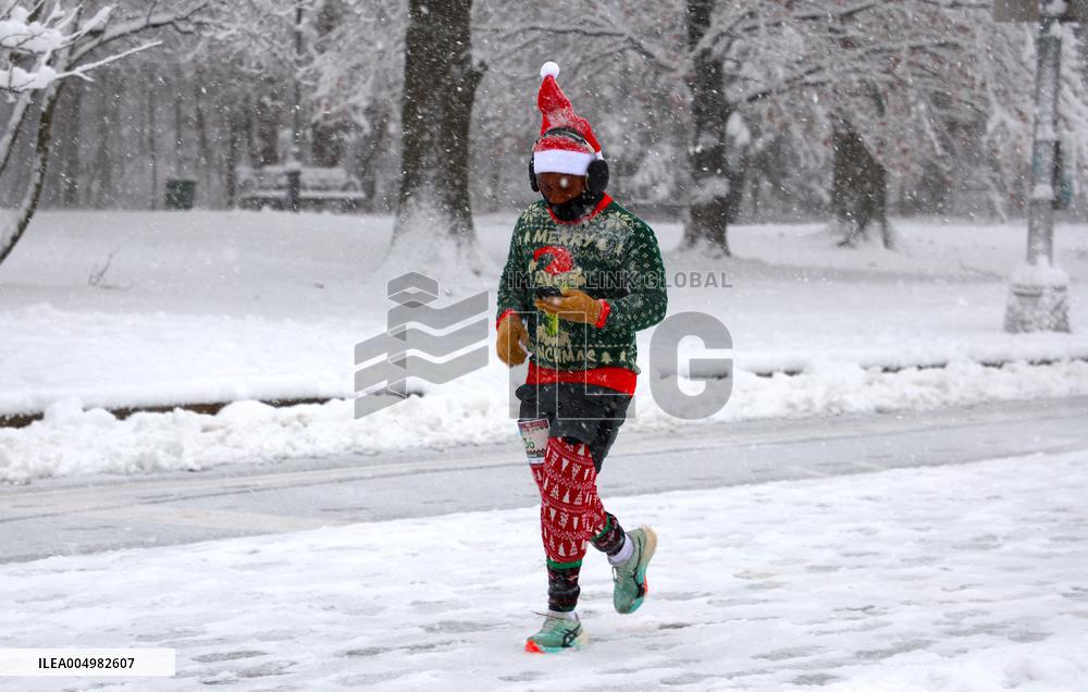 Snow During Winter Storm - NYC