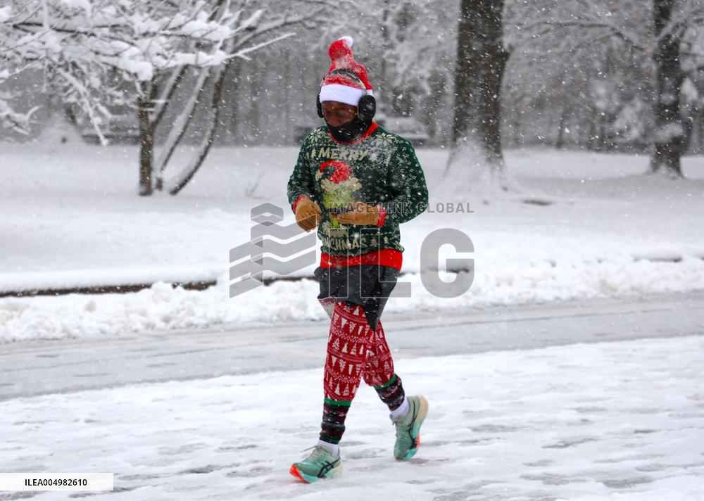 Snow During Winter Storm - NYC