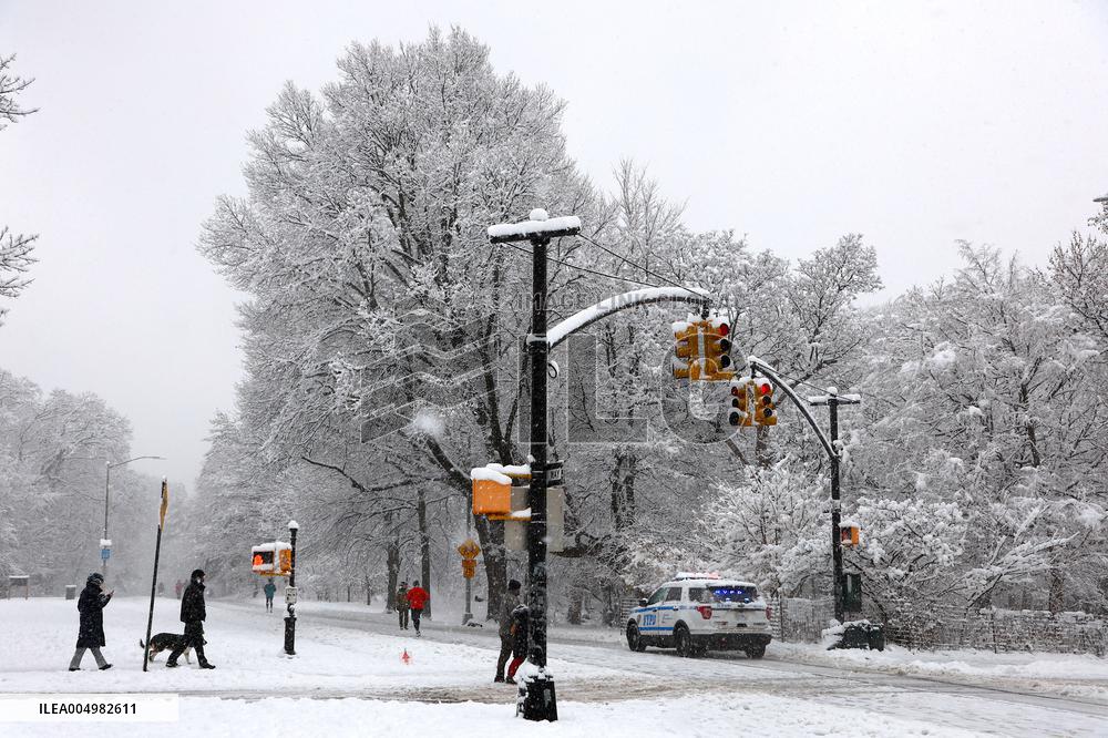 Snow During Winter Storm - NYC