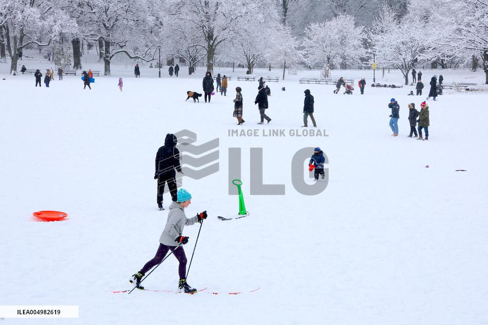 Snow During Winter Storm - NYC