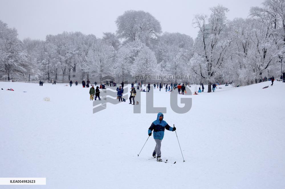 Snow During Winter Storm - NYC