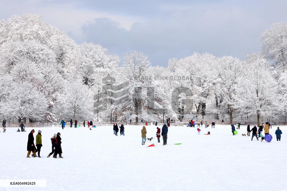 Snow During Winter Storm - NYC