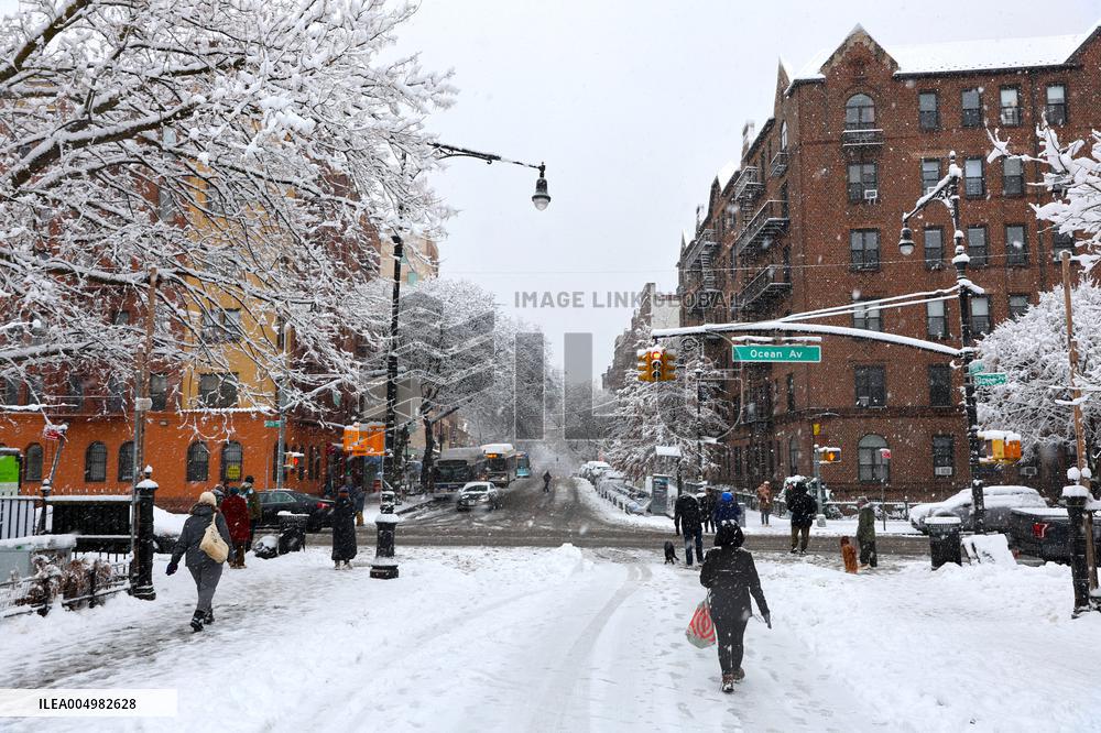 Snow During Winter Storm - NYC