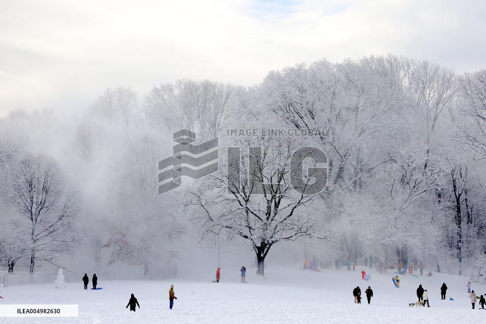 Snow During Winter Storm - NYC