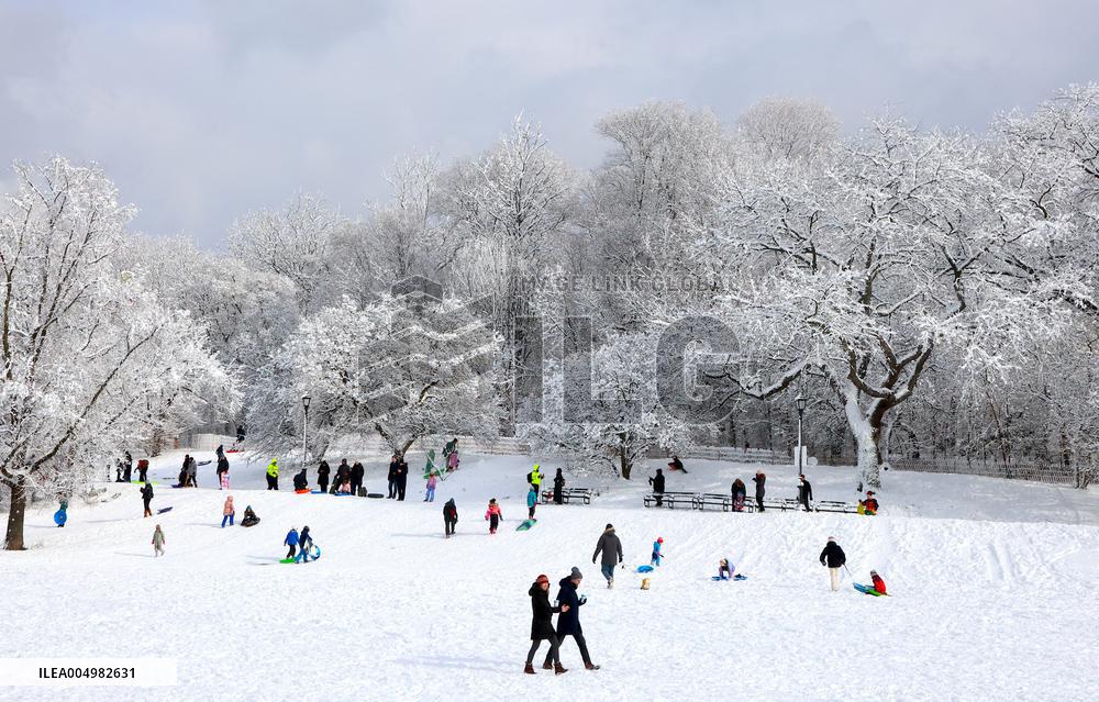 Snow During Winter Storm - NYC