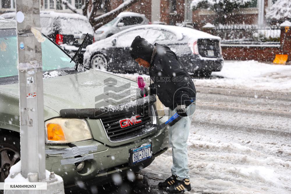 Snow During Winter Storm - NYC