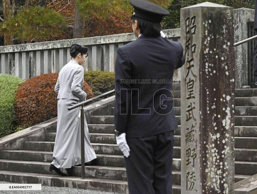 Japanese Princess Aiko visits imperial graveyard