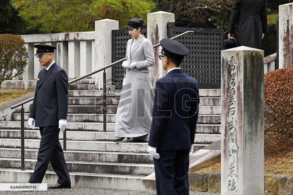 Japanese Princess Aiko visits imperial graveyard
