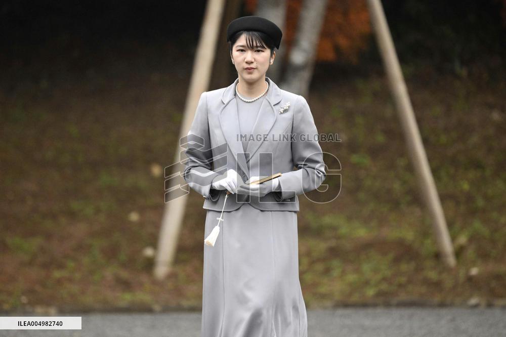 Japanese Princess Aiko visits imperial graveyard