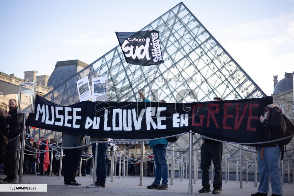 Louvre Museum workers on strike- Paris
