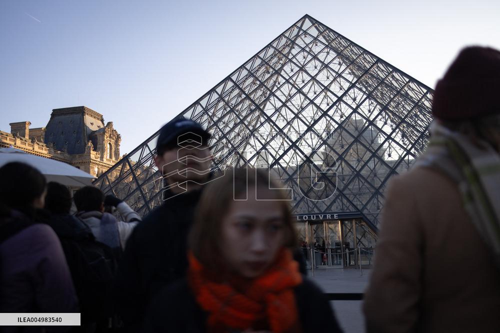 Louvre Museum workers on strike- Paris