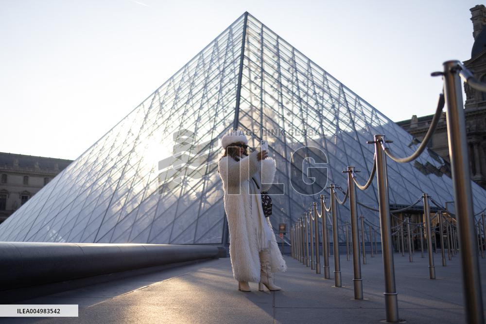 Louvre Museum workers on strike- Paris
