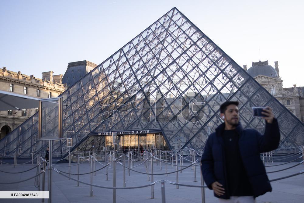 Louvre Museum workers on strike- Paris