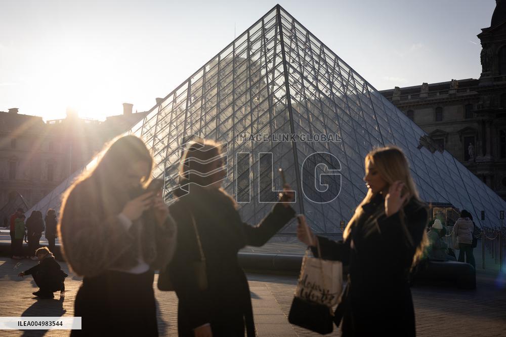Louvre Museum workers on strike- Paris