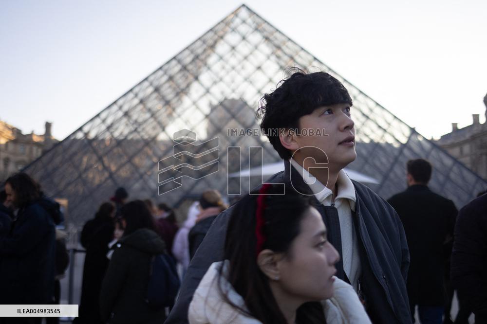 Louvre Museum workers on strike- Paris