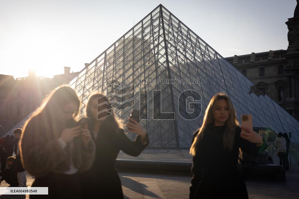 Louvre Museum workers on strike- Paris