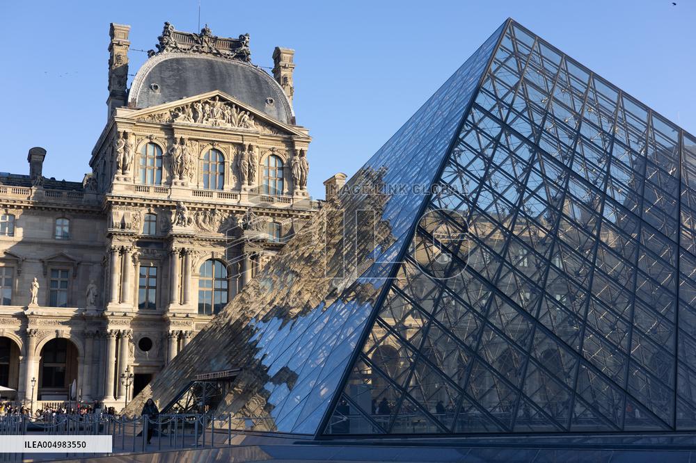 Louvre Museum workers on strike- Paris