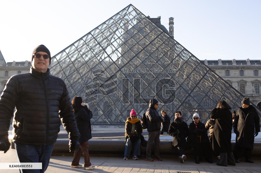 Louvre Museum workers on strike- Paris