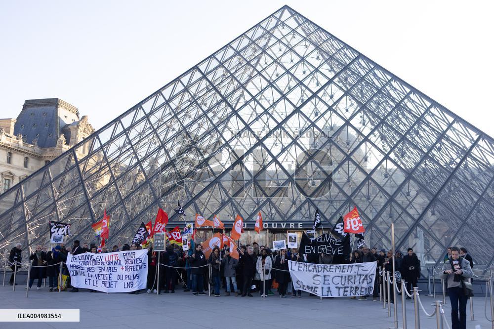 Louvre Museum workers on strike- Paris