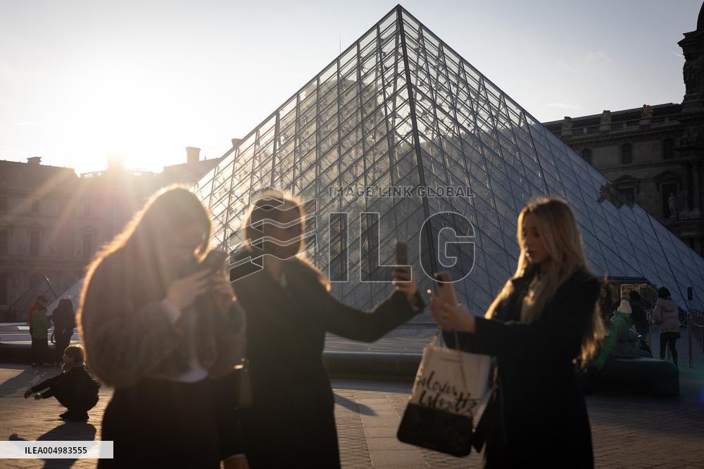Louvre Museum workers on strike- Paris