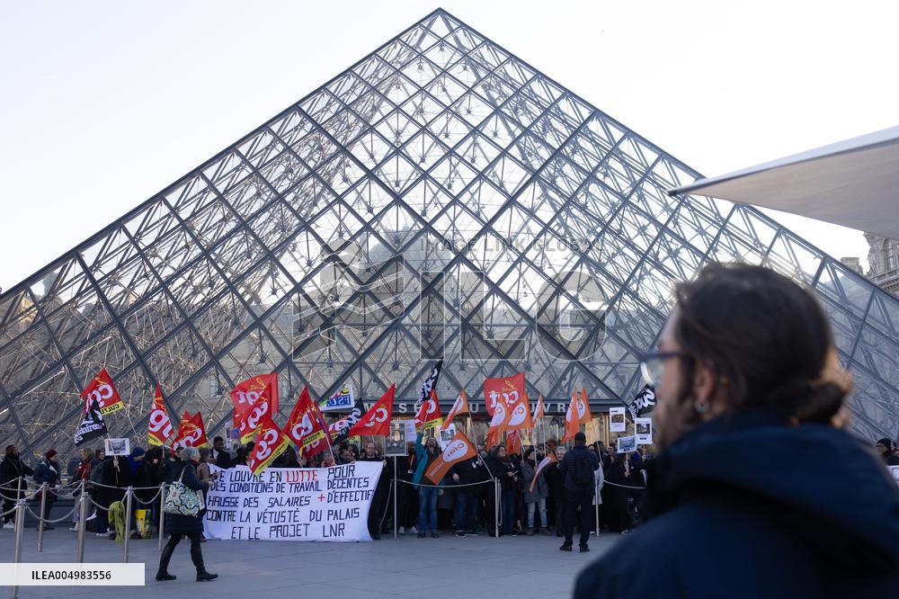Louvre Museum workers on strike- Paris