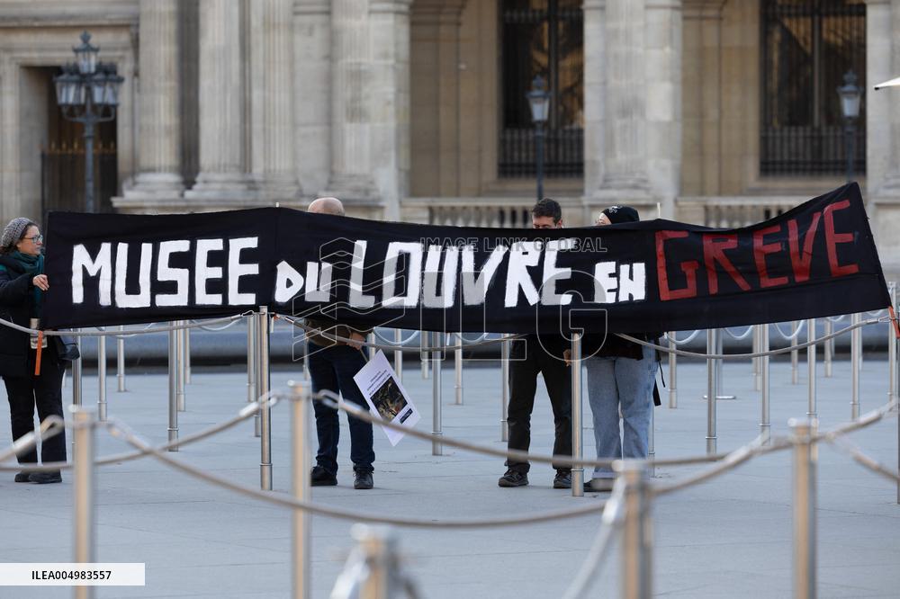 Louvre Museum workers on strike- Paris
