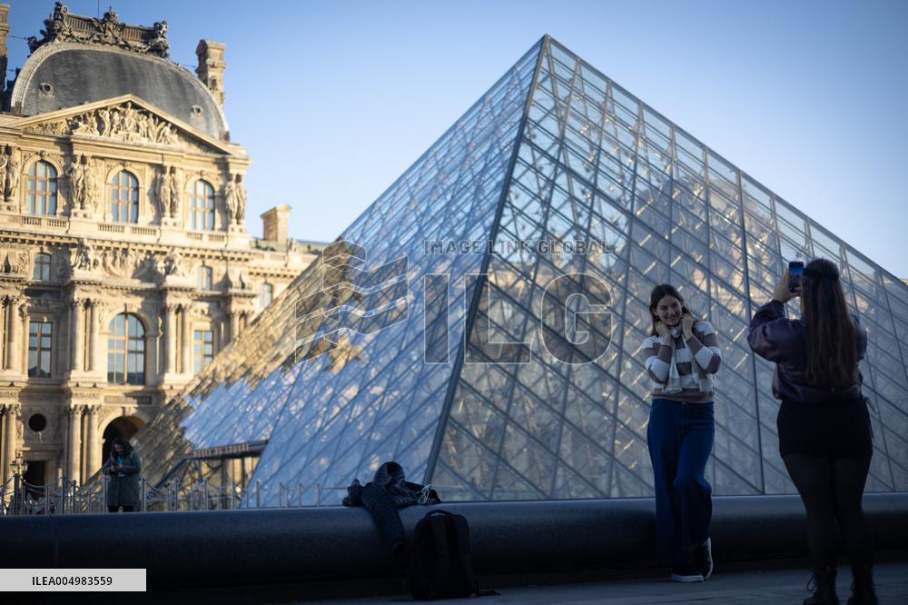 Louvre Museum workers on strike- Paris