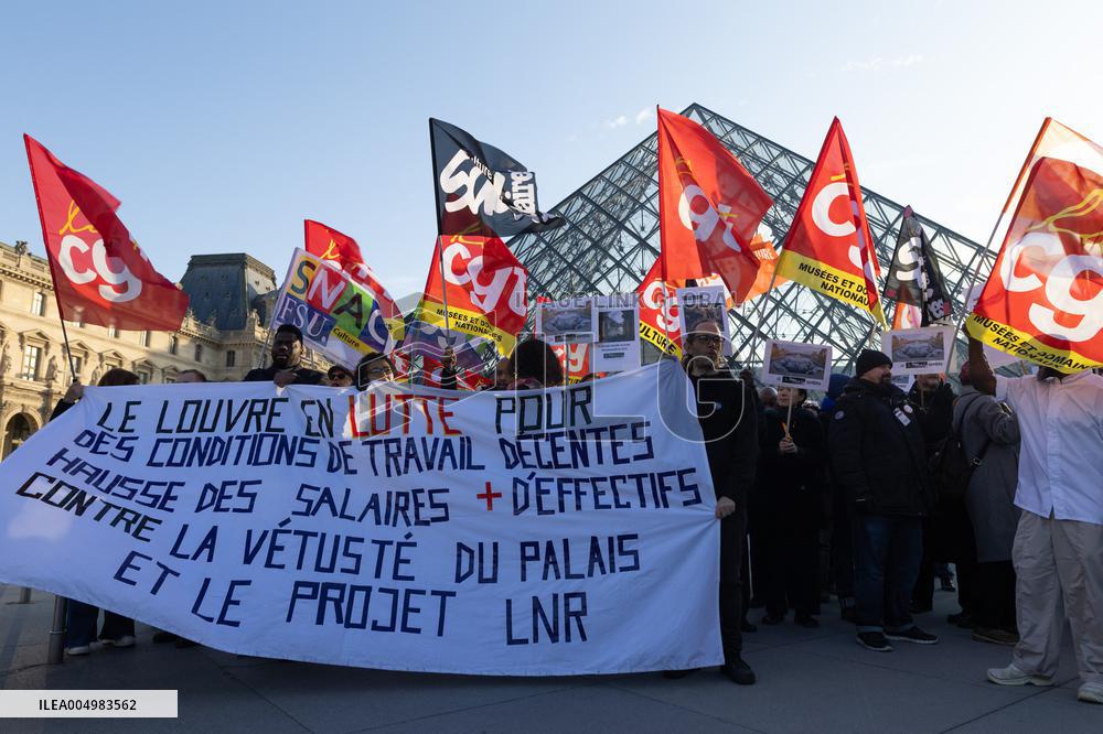 Louvre Museum workers on strike- Paris