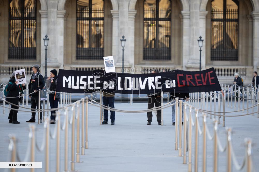 Louvre Museum workers on strike- Paris