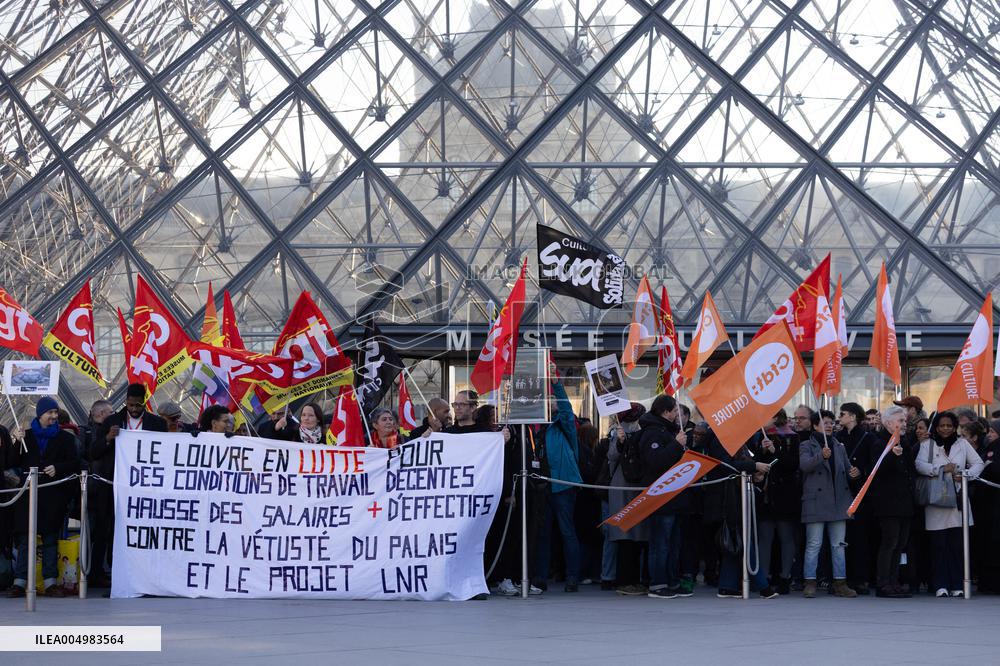 Louvre Museum workers on strike- Paris