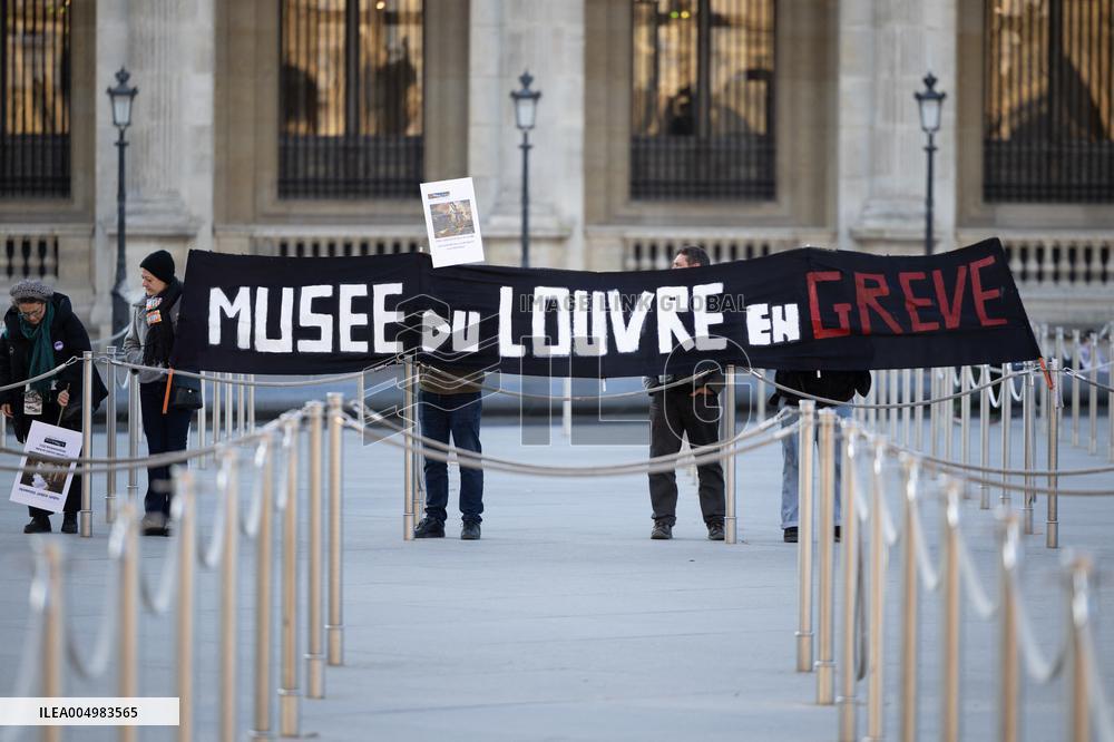 Louvre Museum workers on strike- Paris