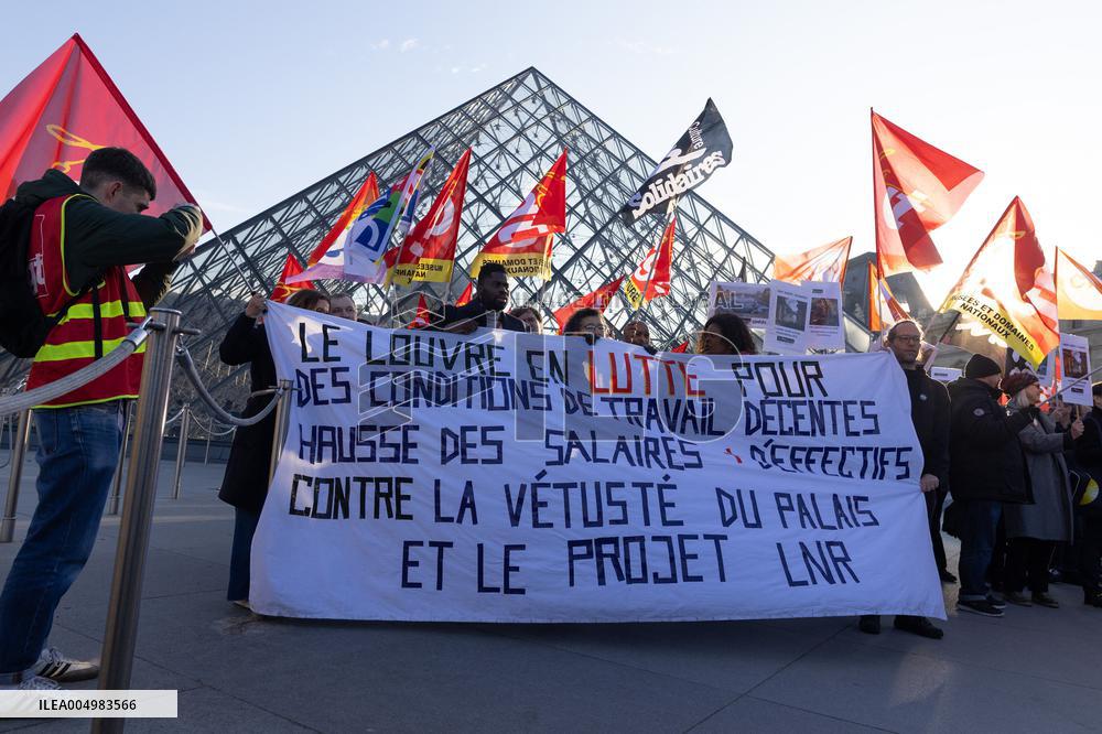 Louvre Museum workers on strike- Paris